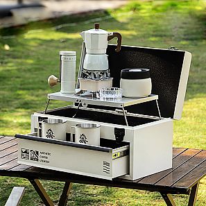 Beiges Kaffeebox-Set und Tischstation für den Außenbereich